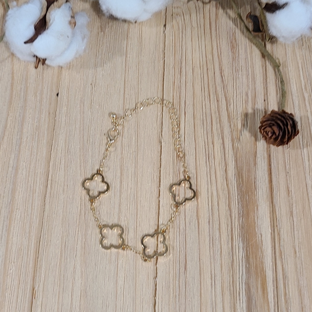 🍀🍀NEW🍀🍀BEAUTIFUL!! HOLLOW CLOVER Bracelet in GOLD Plating - Picture 13 of 15